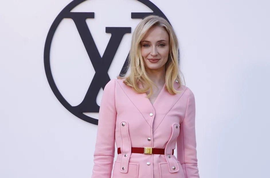 Sophie Turner’s Hot Girl Summer: Family Fun, Chic Fashion, and Life After Divorce with Joe Jonas